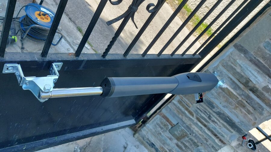 Εγκατάσταση αυτόματης πόρτας — Control Hellas Γέρακας